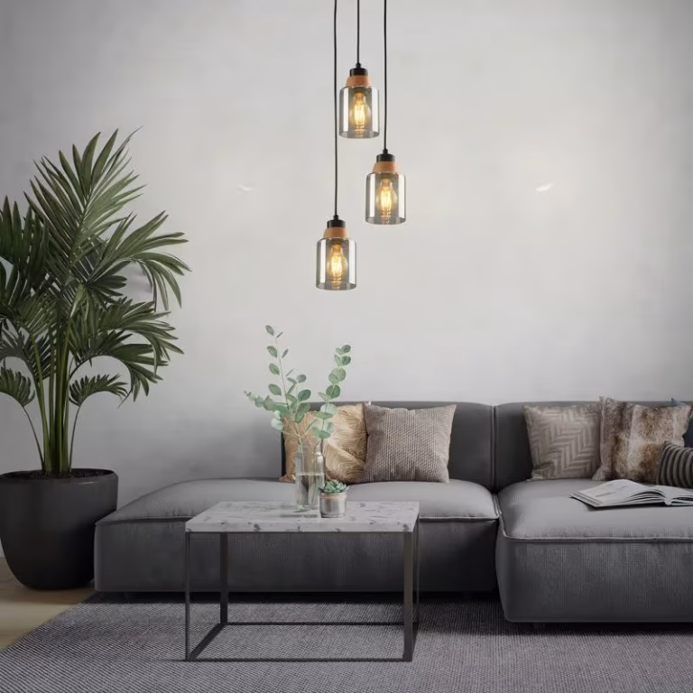 Salon avec luminaires suspendus